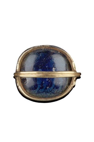 Keerzijde van medaillon met een leeuw staand op oneffen grond, 3e-4e eeuw na Christus (goud, glas en koperlegering) door Roman